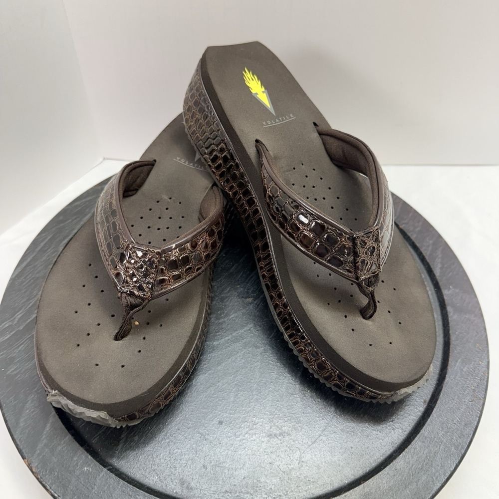 Volatile Women Shiny Brown Croc Print Thong Style Wedge Slip On Size 7